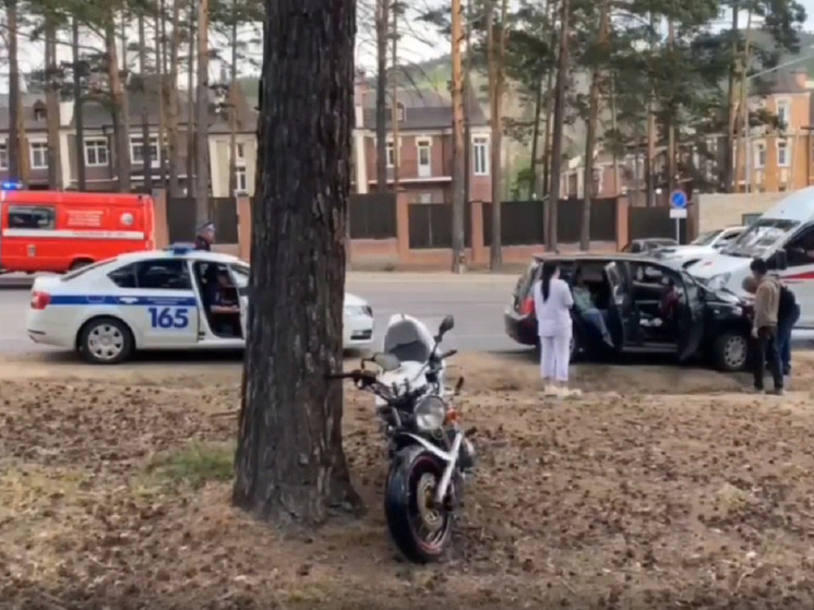 Легковой автомобиль и мотоцикл столкнулись в Улан-Удэ
