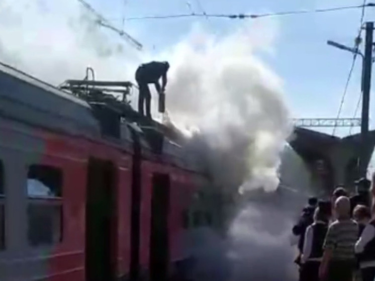 Электричка загорелась на станции Чкаловская в Щелково