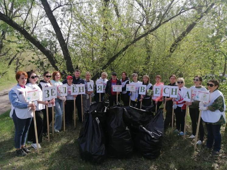 В Омске железнодорожники собрали 8 кубометров мусора у Иртыша
