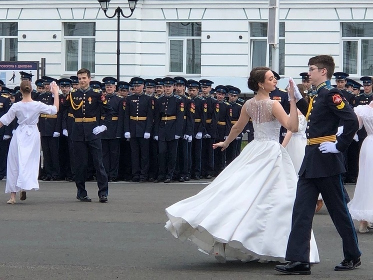 Яркий парад и бальные танцы прошли в кадетском училище Петрозаводска