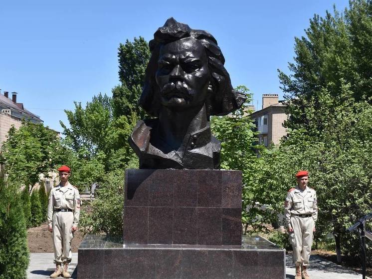 Памятник Максиму Горькому открыли в Краснодоне
