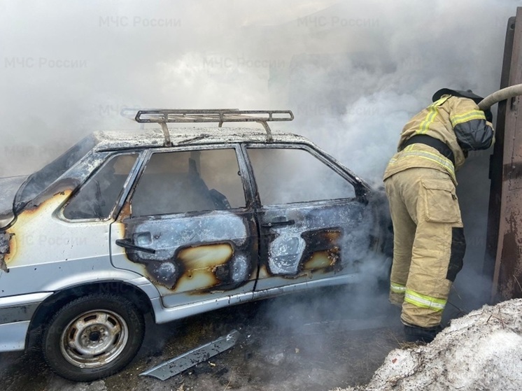 Екатеринбургские спасатели потушили горящий автомобиль Renault