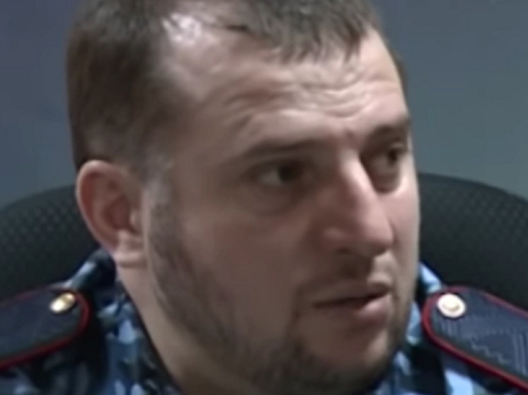 Алаудинов вручил российский паспорт пленному украинскому военнослужащему Ананьеву