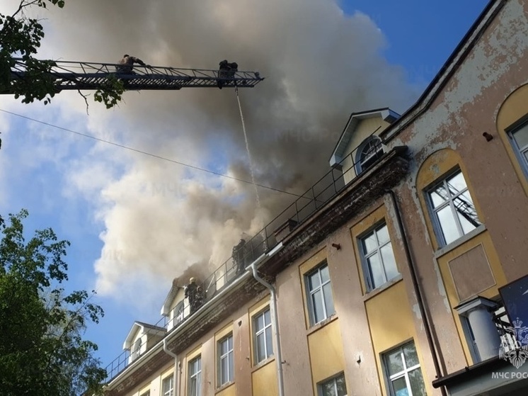 37 сотрудников МЧС тушили пожар во владимирском ТЦ