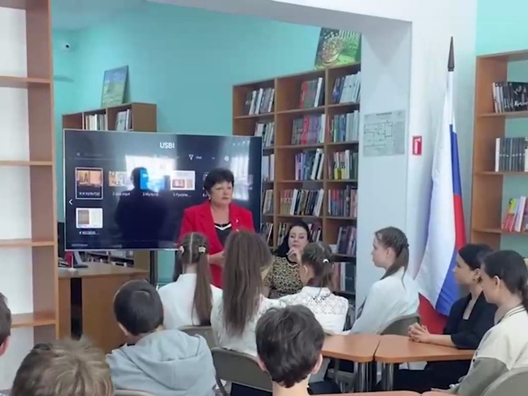 В Генической библиотеке провели урок славянской письменности для школьников