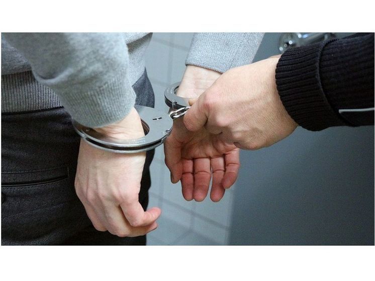 Смоленские сыщики нашли воровку, укравшую куртку из подсобки ресторана