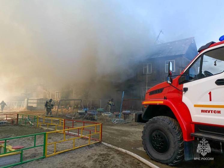В Якутске ликвидировали пожар в двухэтажном жилом доме