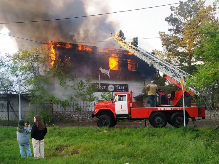 Причины пожара в заброшенном кафе в Хабаровске выясняют спасатели