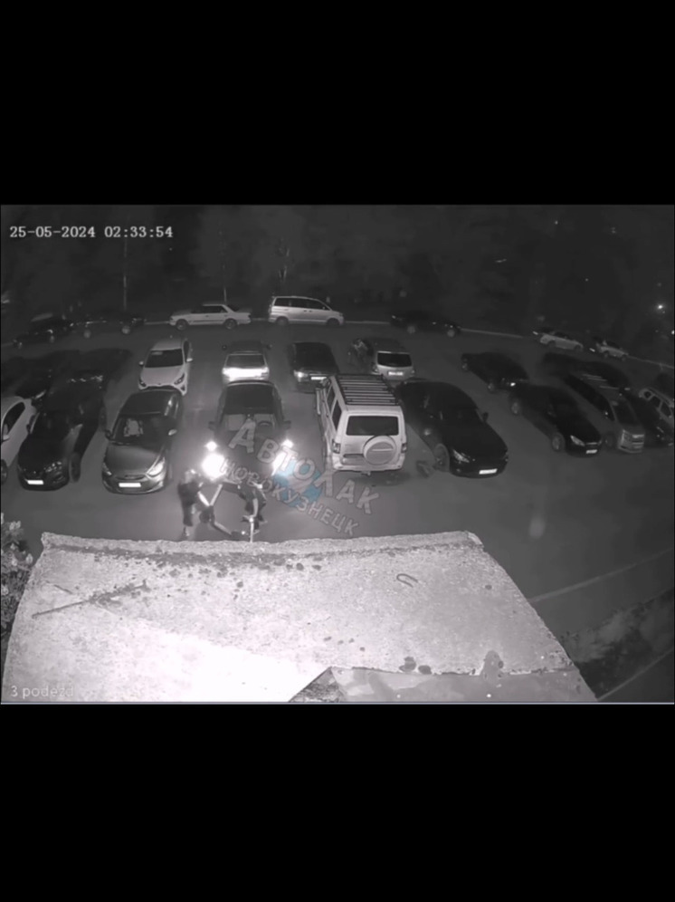 Новокузнечанка на самокате повредила автомобиль на стоянке