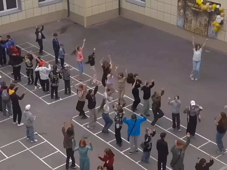 Школьники в Чите станцевали под песню «Точилка» ДжаЯмми в честь Дня города