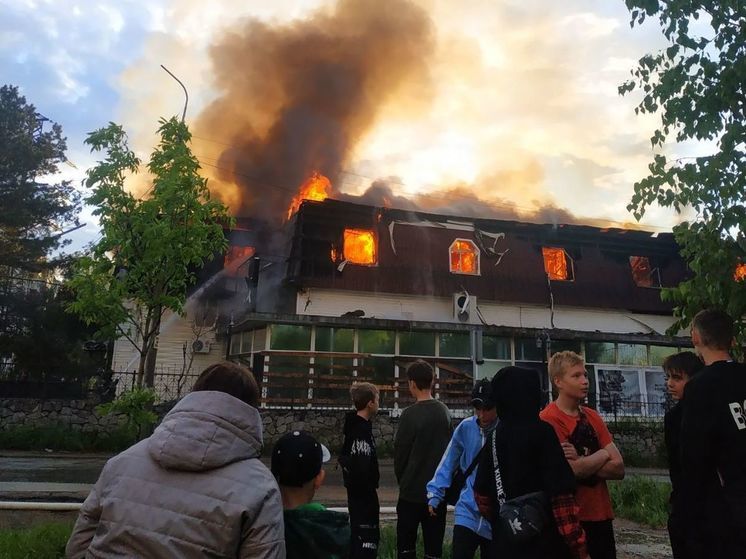 Пожар в бывшем клубе полностью потушили в Хабаровске