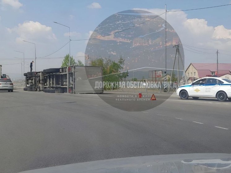 Фура опрокинулась на бок в районе Угданского кольца в Чите