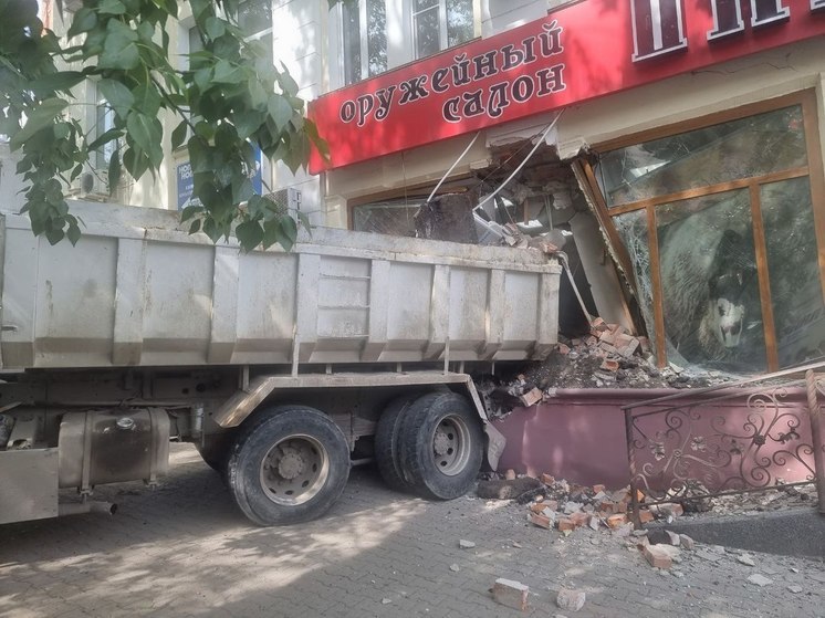 Грузовик припарковался прямо в оружейный салон в Хабаровске