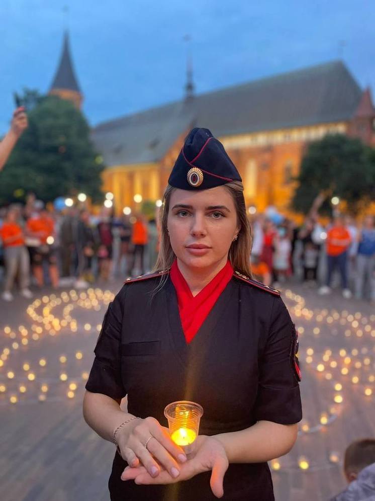 В Калининграде полицейские приняли участие в акции «Освети дорогу домой»