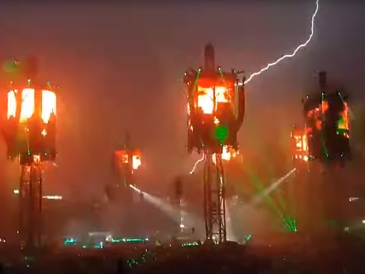 Поклонники связали молнию на концерте группы Metallica с погибшим музыкантом