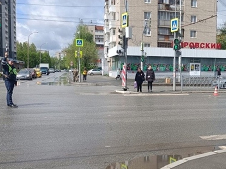 Автоинспекторы регулируют движение на Уралмаше в Екатеринбурге из-за ДТП