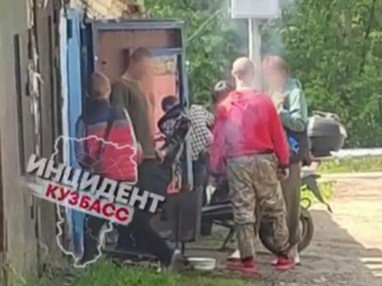 Кемеровчане решили приготовить шашлык в урне