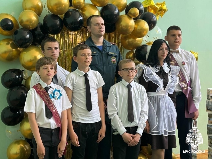 За спасение пенсионерки при пожаре наградили школьников Курской области