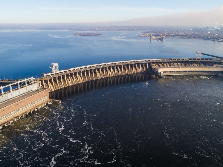 Гидрологи прокомментировали сообщения губернатора Херсонской области Владимира Сальдо о том, что украинские власти открыли все шлюзы на плотине ДнепроГЭС, после чего начался массовый сброс воды