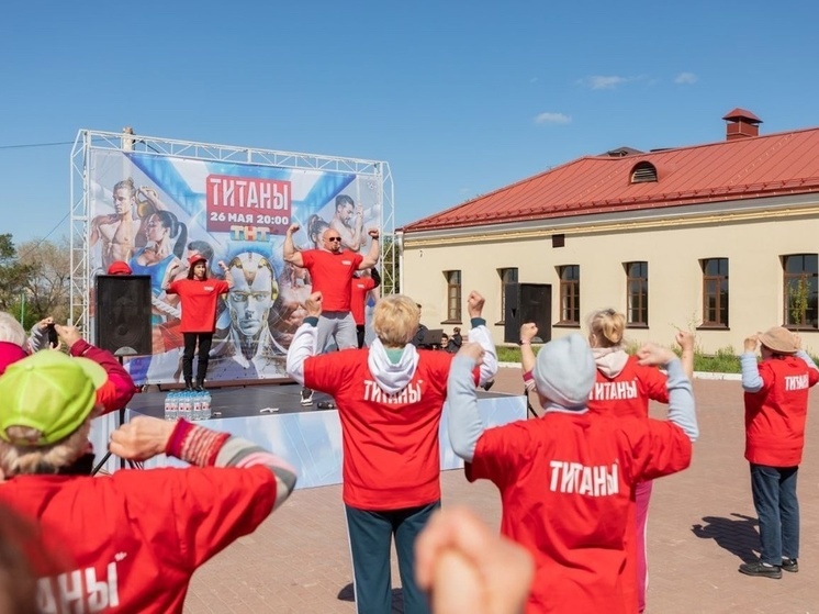 Омский силач Юрий Колмаков провел зарядку для омских «титанов»