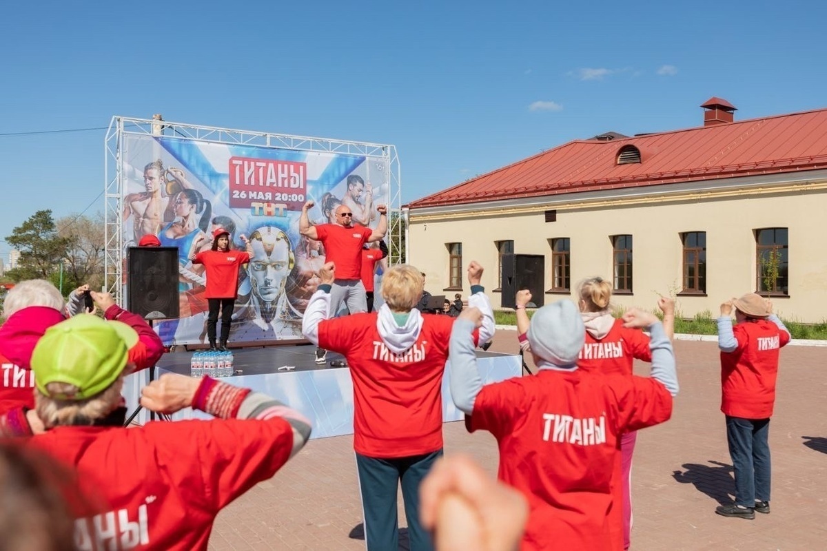 Омский силач Юрий Колмаков провел зарядку для омских «титанов» - МК Омск