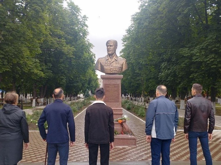 В Волновахе возложили цветы к памятнику Владимира Жоги