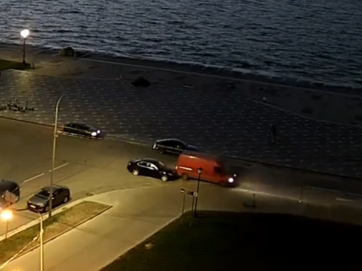 Красный фургон разбил дорогую иномарку на набережной Петрозаводска и уехал