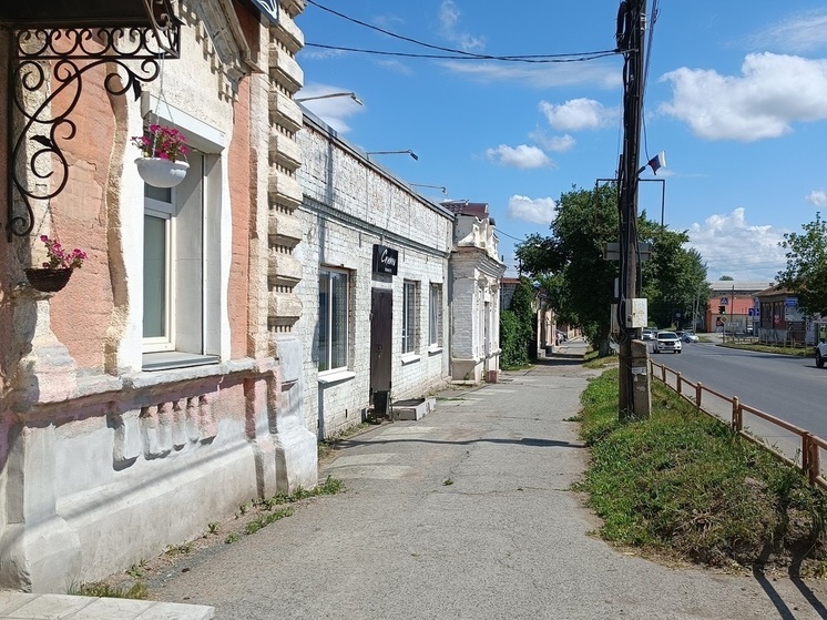 В Каменске-Уральском женщина оскорбила таксиста за отказ везти детей без кресла