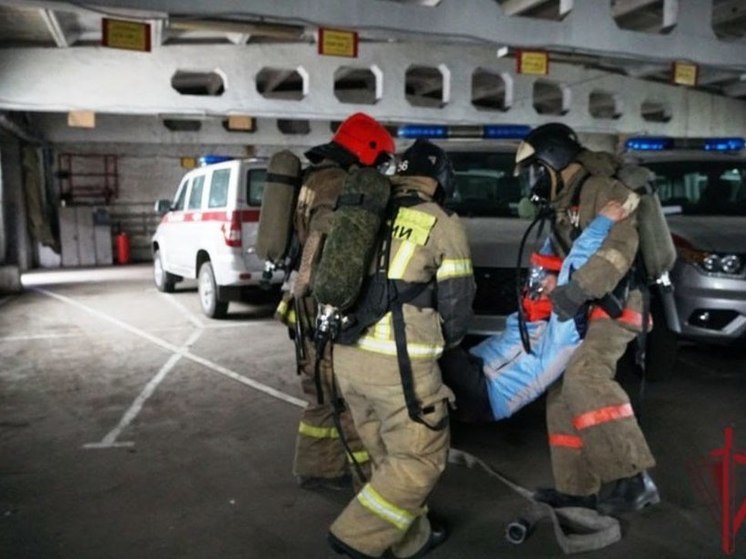 В Улан-Удэ росгвардейцы и пожарные объединились для тушения пожара