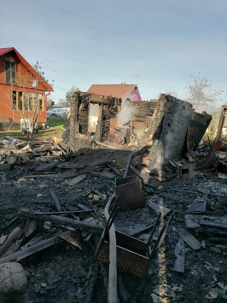 Появились фото пожара на четырех дачах под Петрозаводском