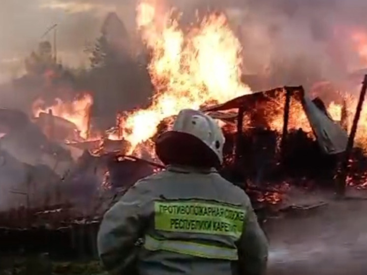 Пламя уничтожило два жилых дома под Петрозаводском