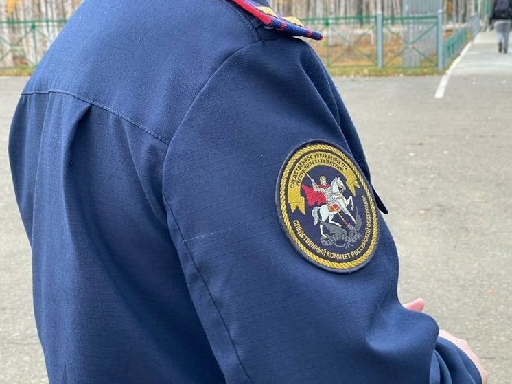 С 9 этажа выпала 17-летняя девушка в Якутске