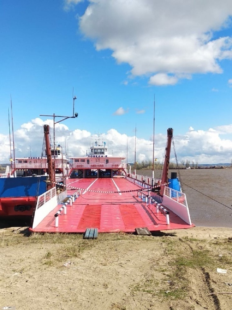 Первые паромы Салехард — Приобье отменили из-за опаздывающего ледохода