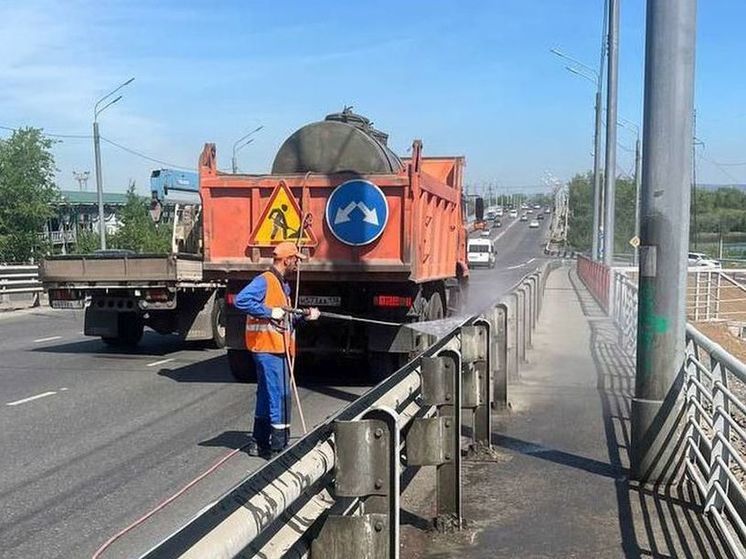 В Иркутске чистят дороги и тротуары