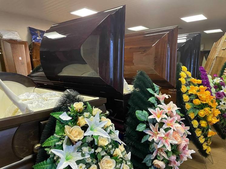 Не смогла похоронить мать: в Ломоносовском районе опять жалуются на действия ритуальщиков