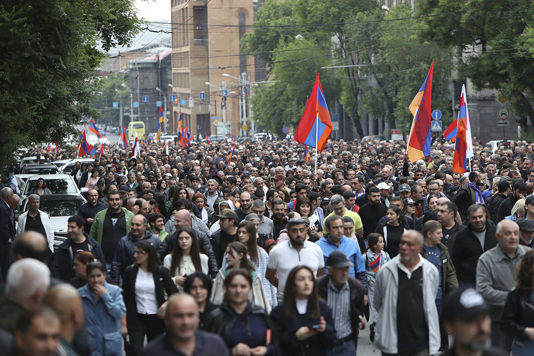В Армении демонстранты требуют отставки Пашиняна: кадры протестов и задержаний