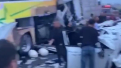 В Турции пассажирский автобус столкнулся с грузовиком: видео с места