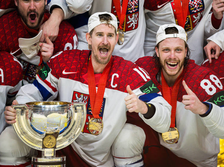 Победой хозяев турнира, сборной Чехии, завершился 87-й по счету чемпионат мира по хоккею. В решающем матче коллектив Радима Рулика одержал верх над командой Швейцарии со счетом — 2:0. Автором решающего, золотого гола в середине третьего периода стал лидер «Бостона» и звезда НХЛ Давид Пастрняк. Чехи в тринадцатый раз в своей истории и впервые с 2010 года становятся сильнейшей ледовой дружиной на планете. «МК-Спорт» рассказывает подробности. 