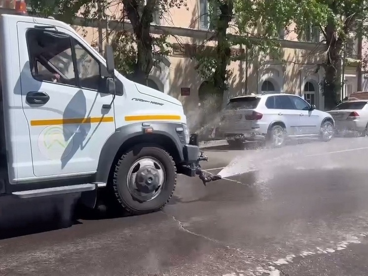 В Улан-Удэ начали поливать дороги от жары