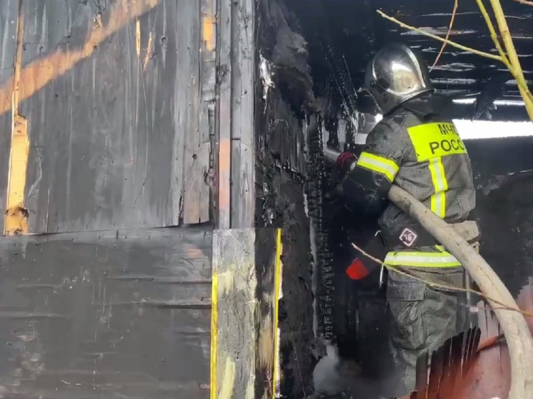 В Салехарде пожарные спасли от полыхающего гаража жилой дом