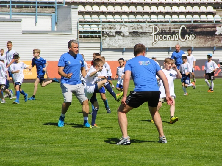 В Брянске футбольный матч 100 детей против 15 взрослых завершился ничьей
