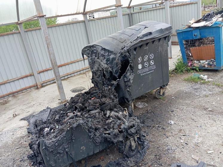 В Южно-Сахалинске обнаружили сгоревшие мусорные контейнеры