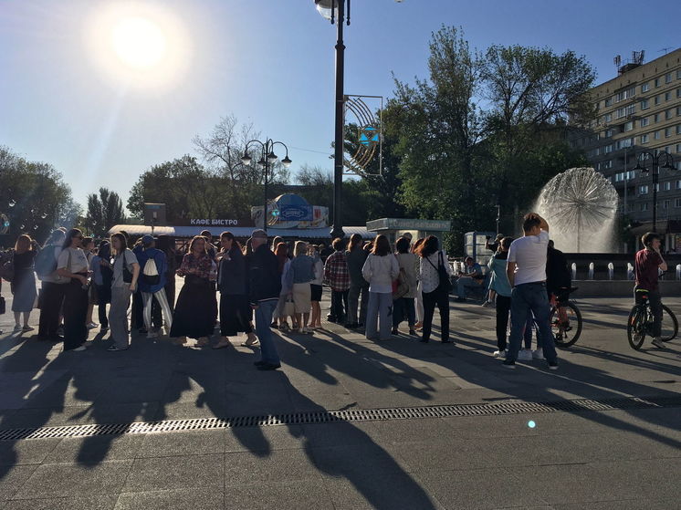 Из-за съемок фильма о группе "Комбинация" у цирка установили советскую телефонную будку