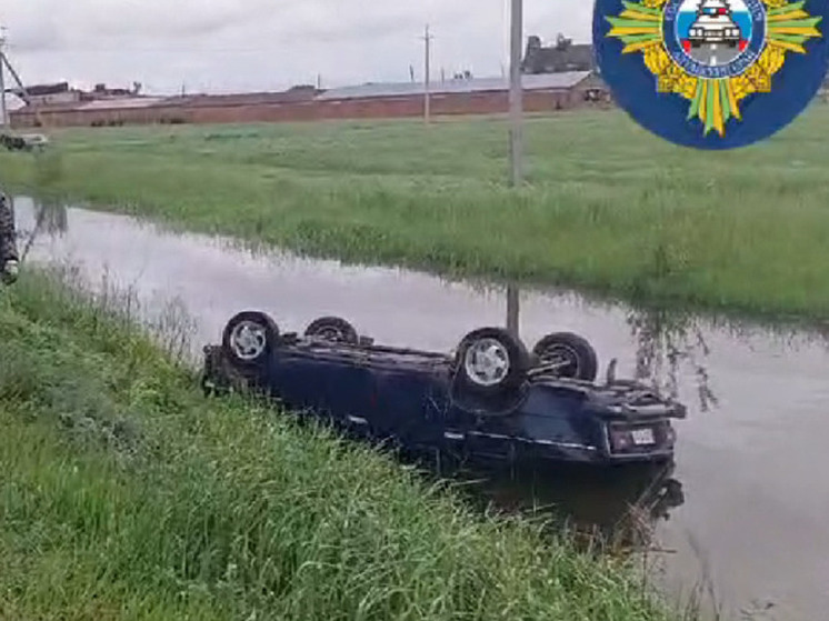 В Алтайском крае водитель и пассажир ВАЗа скончались в ДТП с «перевертышем»