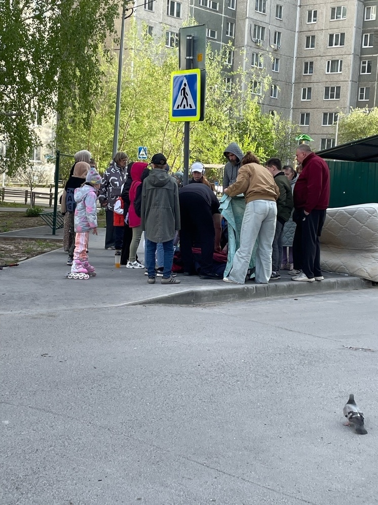 В Тюмени два школьника нанесли знакомому подростку удары самокатом по голове