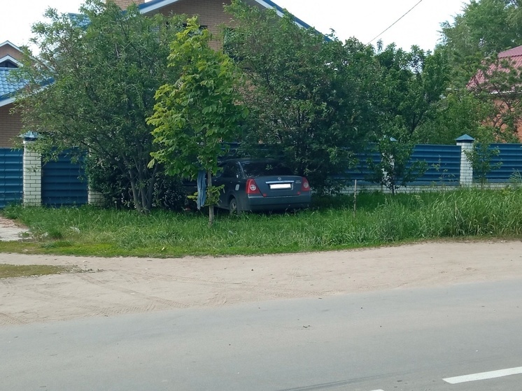 Во Мценске водитель авто протаранил забор дома