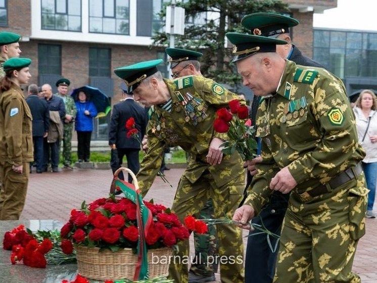 В Барнауле почтили память пограничников на Мемориале Славы