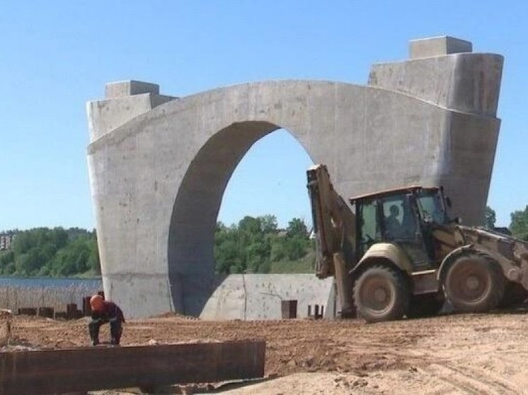 Первую опору моста установили на Северной обходе в Псковском районе