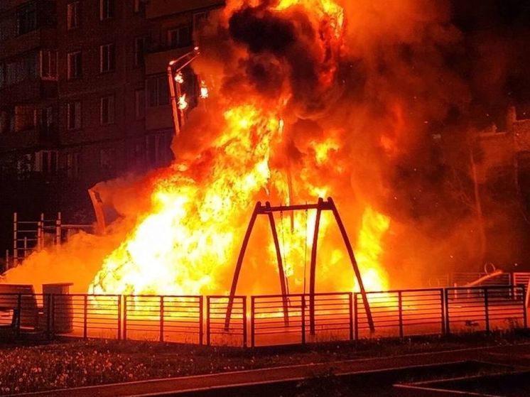В Коломне дети сожгли детскую площадку во дворе