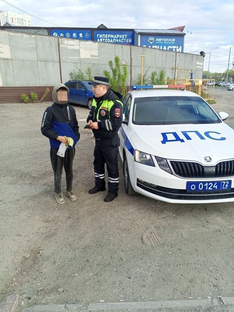 Подростки, моющие фары, попались автоинспекторам в Тюмени